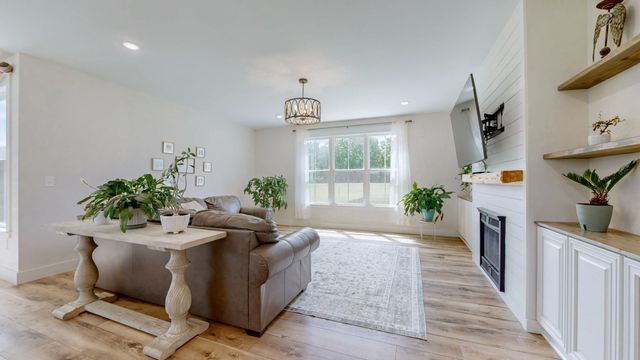 548 Buddy Rd, Burns, TN 37029