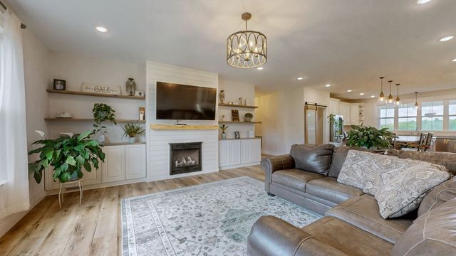 548 Buddy Rd, Burns, TN 37029