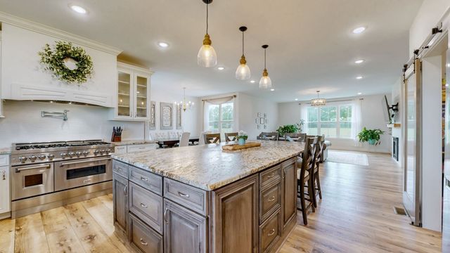 548 Buddy Rd, Burns, TN 37029