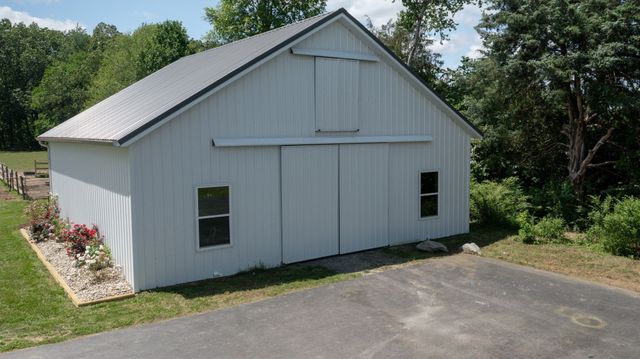 548 Buddy Rd, Burns, TN 37029