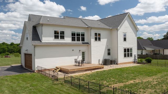 548 Buddy Rd, Burns, TN 37029