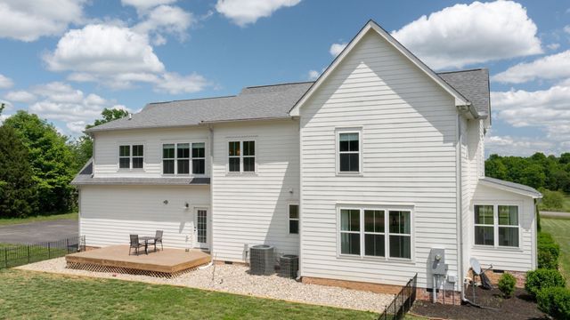 548 Buddy Rd, Burns, TN 37029