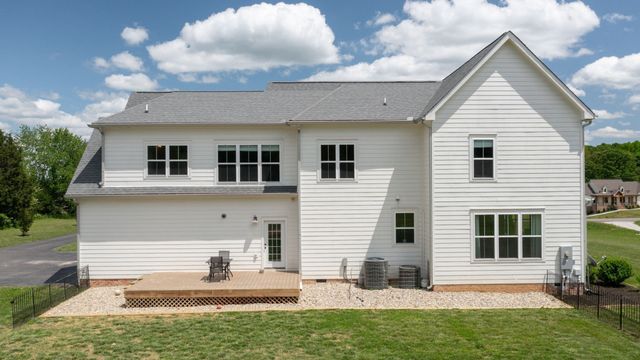 548 Buddy Rd, Burns, TN 37029