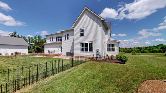 548 Buddy Rd, Burns, TN 37029