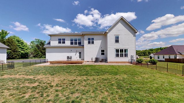 548 Buddy Rd, Burns, TN 37029