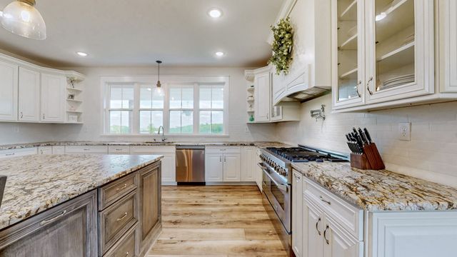 548 Buddy Rd, Burns, TN 37029