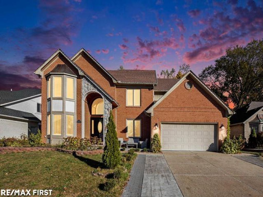 18765 Riverside Glen Road, Macomb Twp, MI 48044
