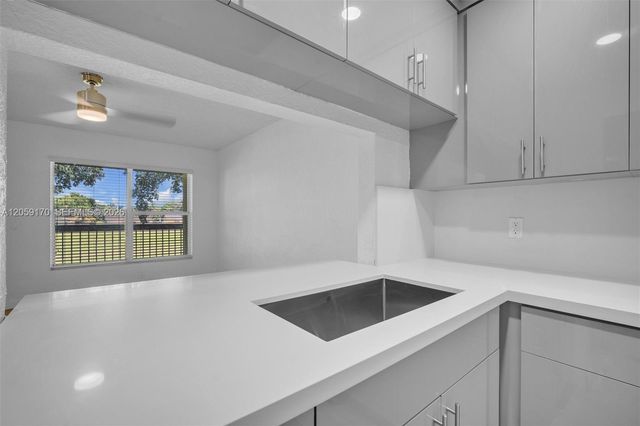 10015 NW 4th Street 203, Pembroke Pines, FL 33024
