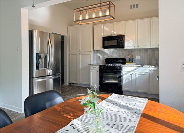 302 E Brenham ST, Elgin, TX 78621