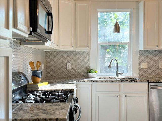 302 E Brenham ST, Elgin, TX 78621
