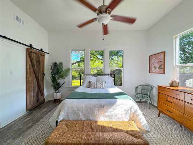 302 E Brenham ST, Elgin, TX 78621