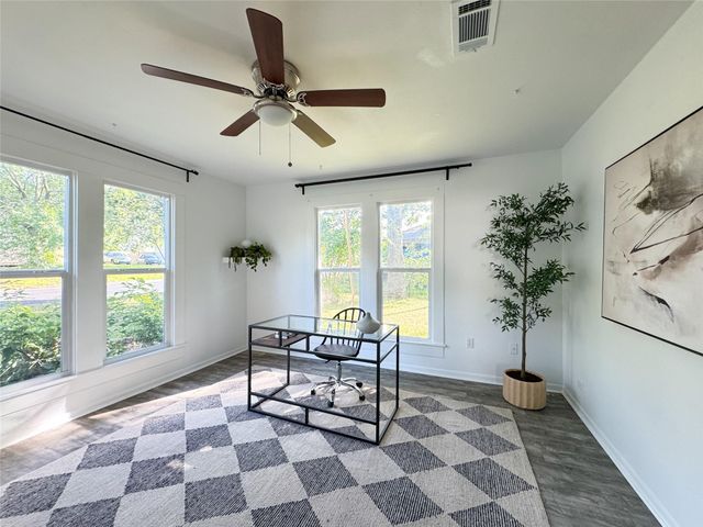 302 E Brenham ST, Elgin, TX 78621