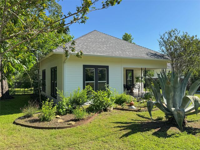 302 E Brenham ST, Elgin, TX 78621