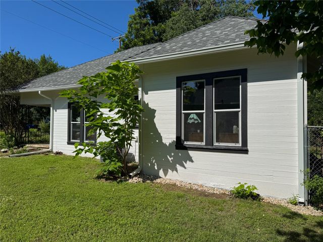 302 E Brenham ST, Elgin, TX 78621