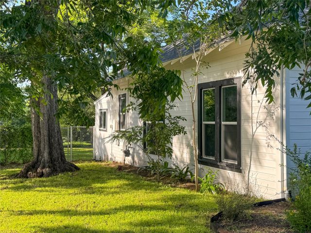 302 E Brenham ST, Elgin, TX 78621