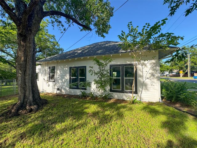 302 E Brenham ST, Elgin, TX 78621