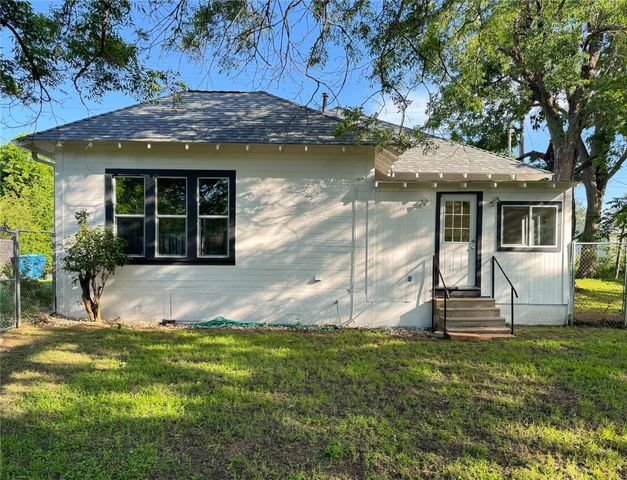 302 E Brenham ST, Elgin, TX 78621