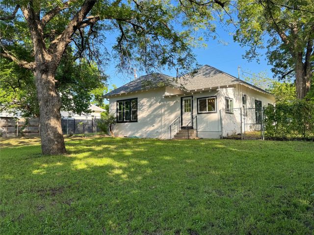 302 E Brenham ST, Elgin, TX 78621
