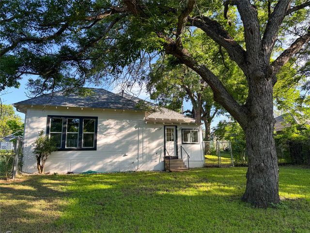 302 E Brenham ST, Elgin, TX 78621