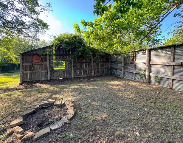 302 E Brenham ST, Elgin, TX 78621