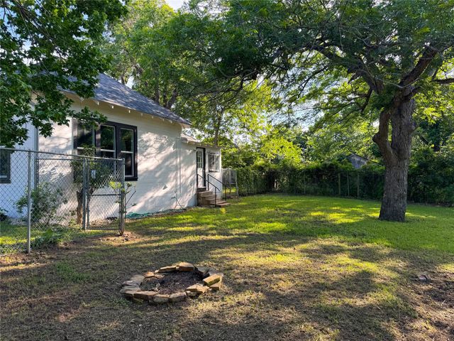 302 E Brenham ST, Elgin, TX 78621