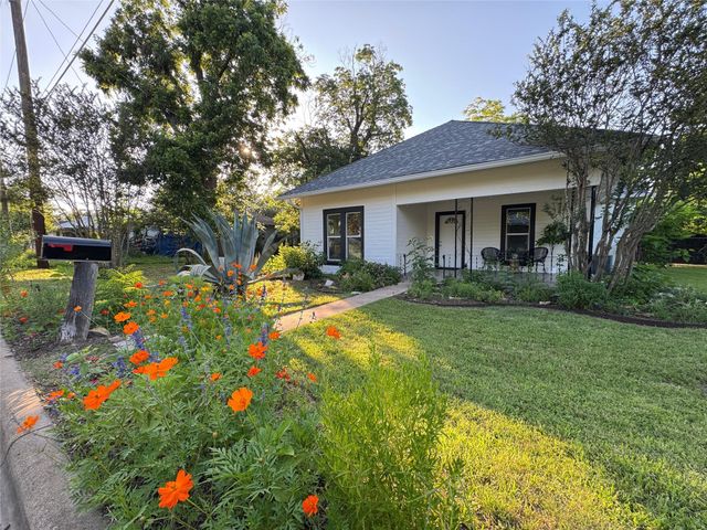 302 E Brenham ST, Elgin, TX 78621