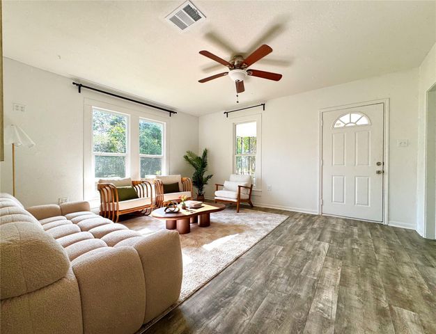 302 E Brenham ST, Elgin, TX 78621
