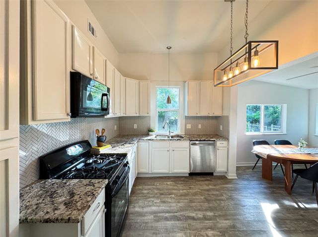 302 E Brenham ST, Elgin, TX 78621