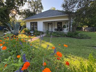 302 E Brenham ST, Elgin, TX 78621