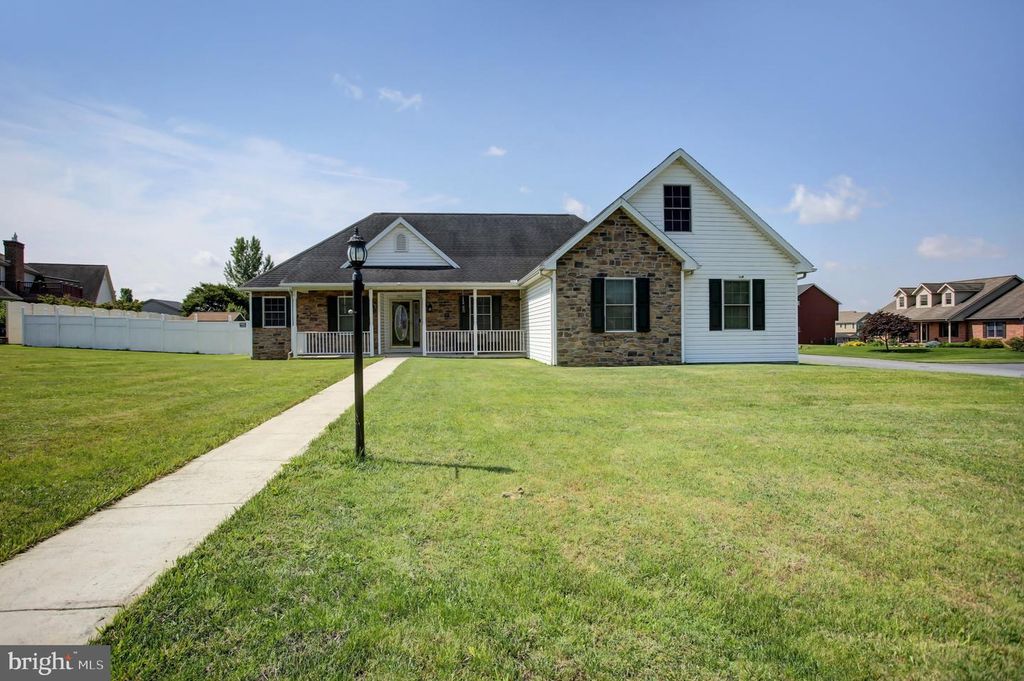 326 LEEDY WAY E, Chambersburg, PA 17202