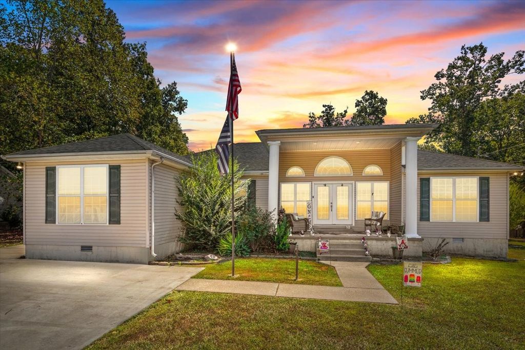 380 Station Dr, Waverly, TN 37185