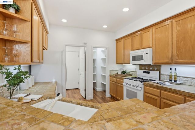 19455 Buren Pl, Castro Valley, CA 94552