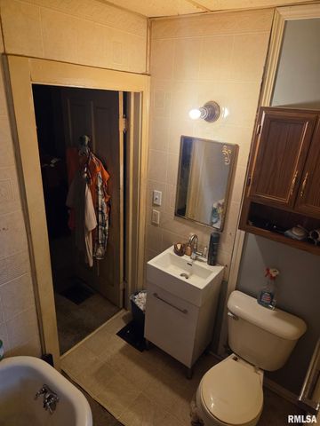 1613 N 6TH Street, Quincy, IL 62301