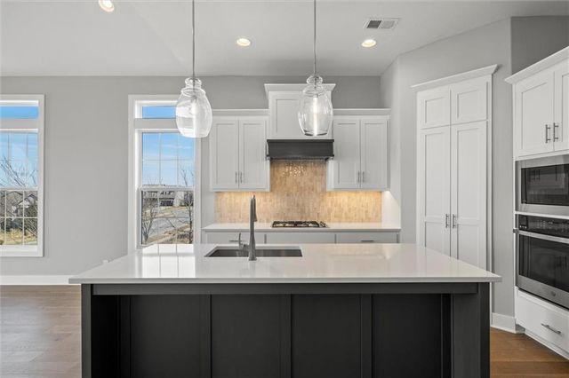 17366 S Raintree Drive Bldg J Unit 40, Olathe, KS 66062