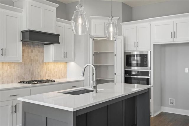 17366 S Raintree Drive Bldg J Unit 40, Olathe, KS 66062