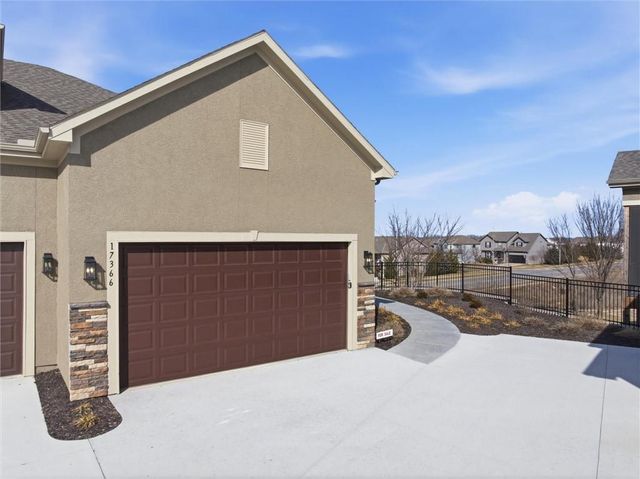 17366 S Raintree Drive Bldg J Unit 40, Olathe, KS 66062