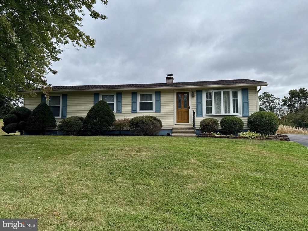 37 1ST ST, Windsor, PA 17366