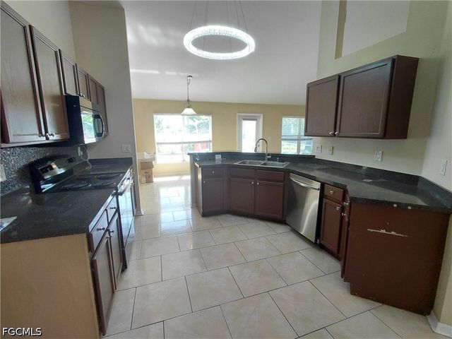 2013 NE 13th PL, Cape Coral, FL 33909