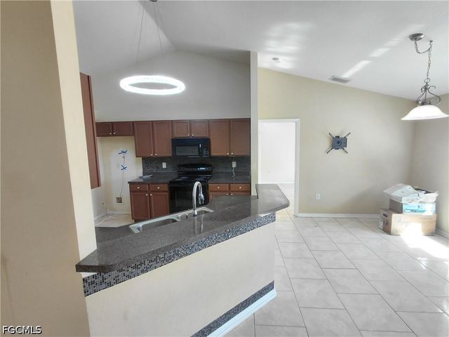 2013 NE 13th PL, Cape Coral, FL 33909