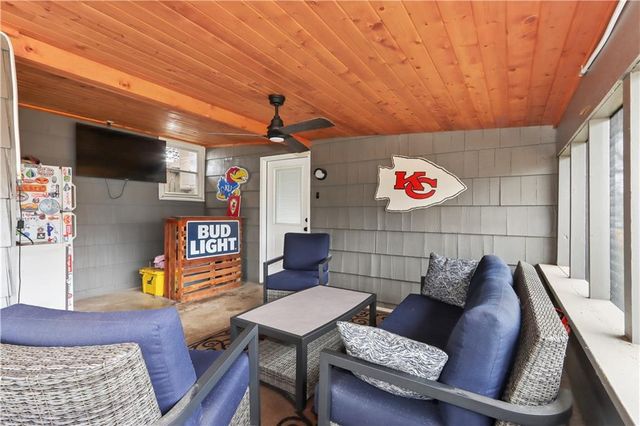 8422 W 69th Terrace, Overland Park, KS 66204