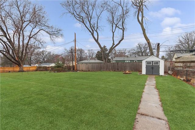 8422 W 69th Terrace, Overland Park, KS 66204