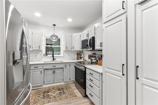 8422 W 69th Terrace, Overland Park, KS 66204