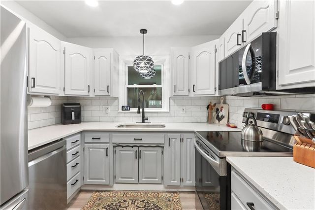 8422 W 69th Terrace, Overland Park, KS 66204