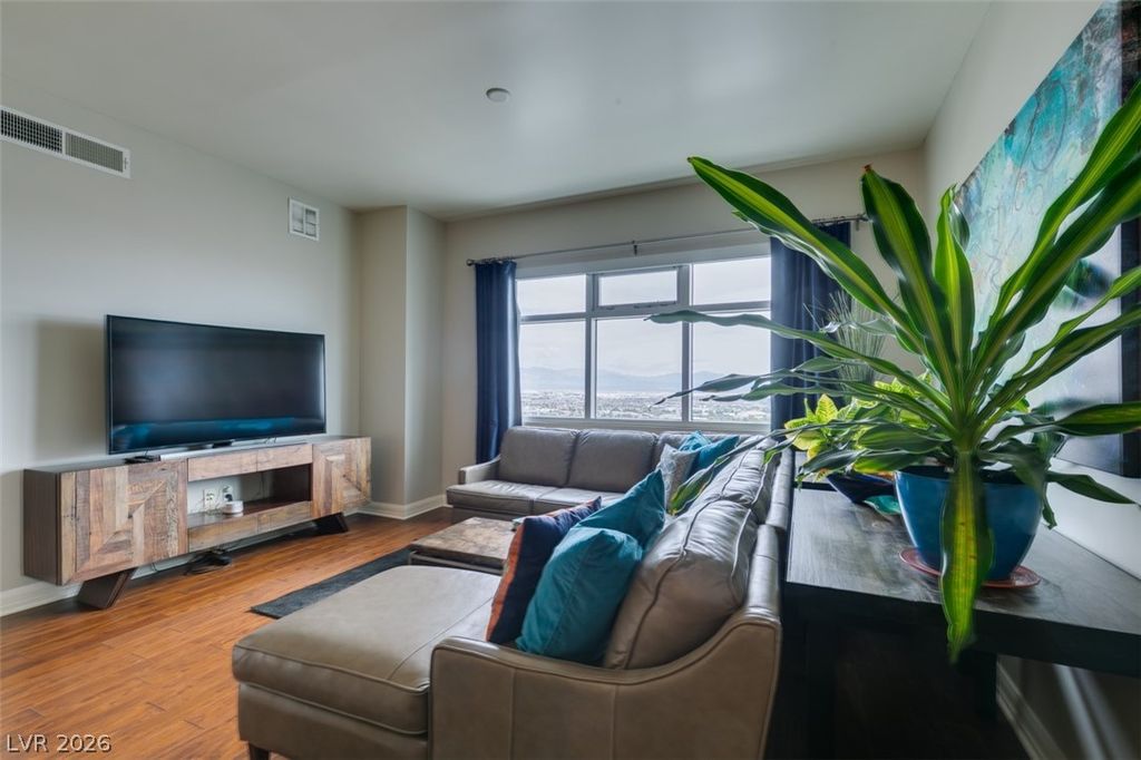 Image 8 of property listing at 150 Las Vegas Boulevard 2115, Las Vegas, NV 89101