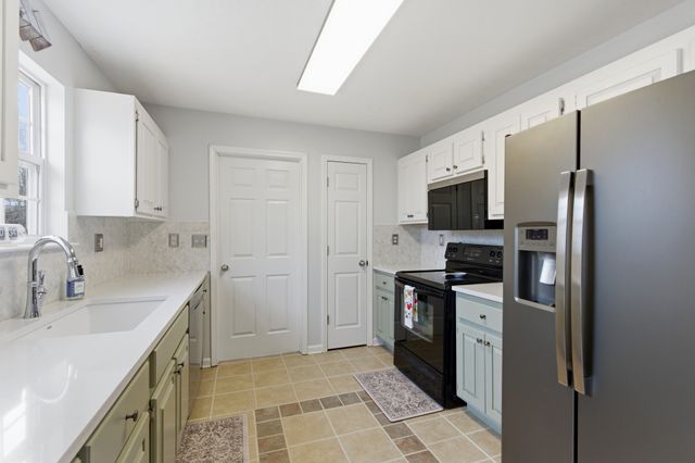 3080 Bowker Rd, Charlotte, TN 37036