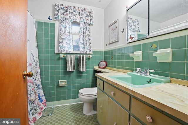 327 NETHERINGTON DR, Broomall, PA 19008