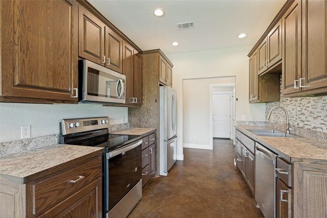 107 Indian Creek, Trenton, TX 75490