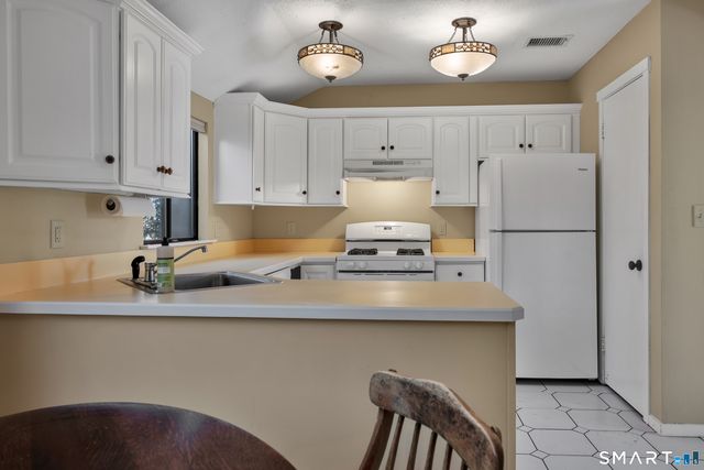 14 Canterbury Lane 14, Avon, CT 06001