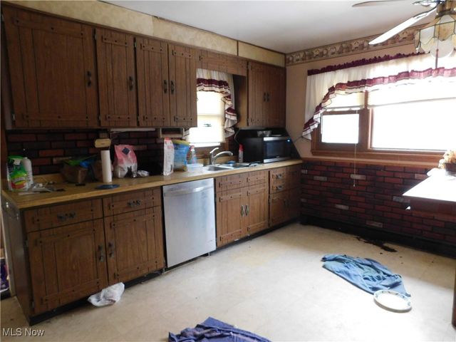 7360 N Meadowpark Drive, Walton Hills, OH 44146