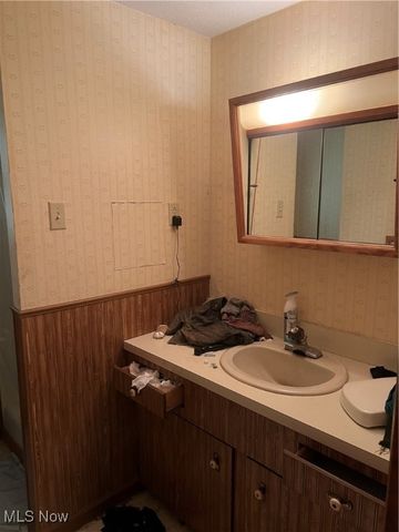 7360 N Meadowpark Drive, Walton Hills, OH 44146